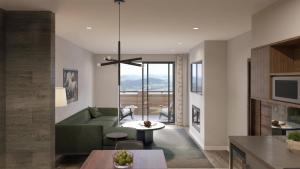 Una sala de estar con un sofá verde y una mesa. en Hotel Jackson, en Jackson