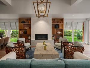 un soggiorno con un divano, un tavolo e delle sedie di Grotto Bay Beach Resort a Tuckerʼs Town