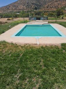 a small swimming pool in the middle of a field at Cabañas Montesol Mejor Vista a las estrellas in Choapa