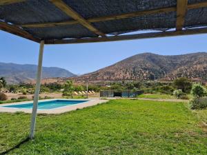 a view of a swimming pool with mountains in the background at Cabañas Montesol Mejor Vista a las estrellas in Choapa