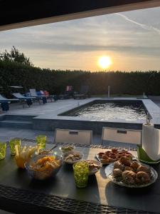 tavolo con piatti di cibo e piscina di I Grappoli a Canelli