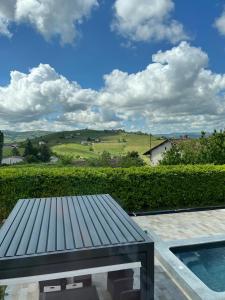 una panchina seduta su un patio accanto a una siepe di I Grappoli a Canelli