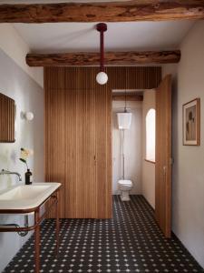 a bathroom with a sink and a toilet at Denharten in Tann