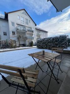 a picnic table and benches in front of a building at Apartment Sebald in Ingolstadt