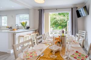 een eetkamer met een tafel en stoelen en een keuken bij 5 Bed in Oxwich oc-g31916 in Oxwich