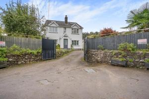 een wit huis met een hek en een hek bij 5 Bed in Oxwich oc-g31916 in Oxwich