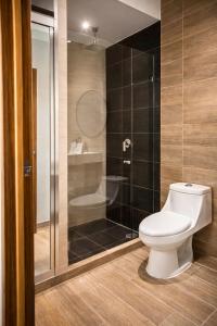 een badkamer met een toilet en een douche bij Hotel Vía Norte - Business con parking y acceso rápido al Periférico in Tuxtla Gutiérrez