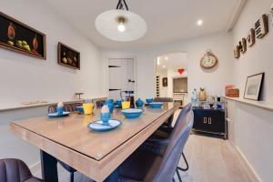 een eetkamer met een grote houten tafel en stoelen bij 2 Bed in Little Walsingham oc-2237 in Little Walsingham +6 foto's