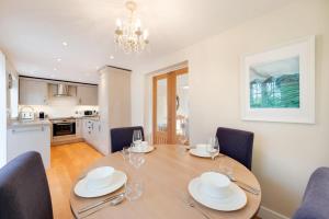 a dining room with a table and chairs and a kitchen at 2 Bed in Eye oc-slo in Wilby