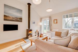a living room with a couch and a fireplace at 2 Bed in Eye oc-slo in Wilby