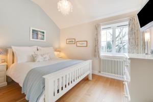 a bedroom with a white bed and a window at 2 Bed in Eye oc-slo in Wilby