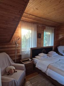 een slaapkamer met 2 aparte bedden en een raam bij Pryvitannya Sontsyu in Skhidnitsa