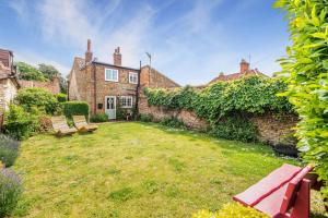 an exterior view of a house with a yard at 2 Bed in Heacham oc-2013 in Heacham