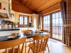 una cucina con tavolo e sedie e una cucina con finestre di 2 Bed in Higher Clovelly 00362 a Clovelly