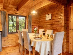 una sala da pranzo con tavolo e sedie di 3 Bed in Higher Clovelly 00368 a Clovelly