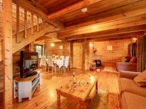 un soggiorno con un divano e un tavolo di 3 Bed in Higher Clovelly 00368 a Clovelly