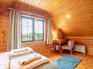 una camera con due letti in una baita di legno di 3 Bed in Higher Clovelly 00368 a Clovelly