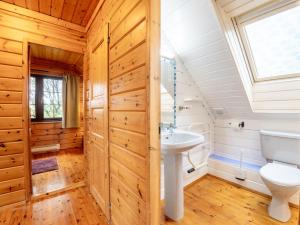 un bagno con un water e un lavandino di 3 Bed in Higher Clovelly 00368 a Clovelly Altre 38 foto