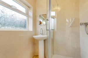 a bathroom with a sink and a shower at 3 Bed in Morfa Nefyn oc-wag720 in Morfa Nefyn +11 photos