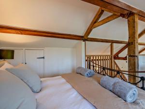 een groot bed in een kamer met houten balken bij 1 Bed in Beeston 32202 in Beeston