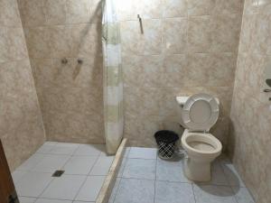 a bathroom with a shower with a toilet and a walk in shower at Hotel Escocia in Estación El Salto