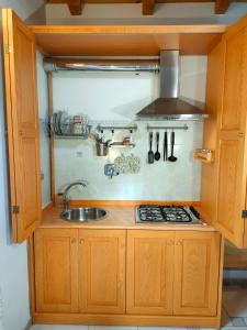 a kitchen with a sink and a stove at Il villaggio affittacamere in Valmontone