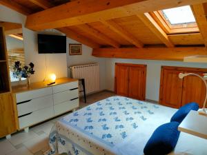 a bedroom with a bed and a television in a room at Il villaggio affittacamere in Valmontone