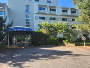 een gebouw met een bord voor een gebouw bij Romance&Tentation-Balnéo 2 places in Carquefou