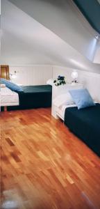 1 Schlafzimmer mit 2 Betten und Holzboden in der Unterkunft alaia apartamento in Zarautz