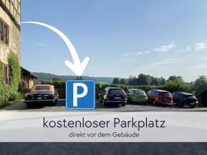 a picture of a parking lot with cars parked at Amalias Altstadtquartier - Apartment mit Aufzug & Garten in der Hinterburg Schlitz - 2 Schlafzimmer, Parkplatz, Altstadtflair für Paare & Ruhesuchende in Schlitz