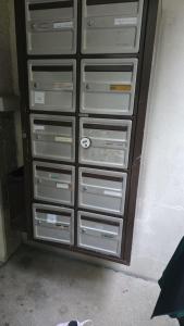 een stapel lades in een muur bij Le jardin secret de Sèvres -proche de Paris in Sèvres