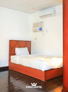 una camera da letto con un letto grande in una stanza di Kings Host in Cairo Downtown a Il Cairo