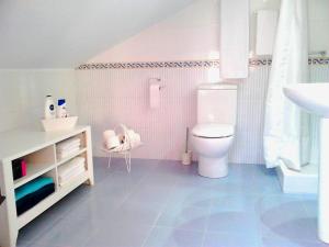 ein Badezimmer mit Toilette und Waschbecken in der Unterkunft alaia apartamento in Zarautz