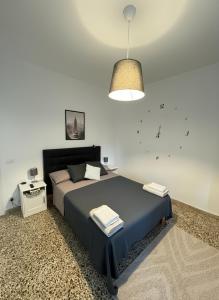 ein Schlafzimmer mit einem großen Bett und einer Lampe in der Unterkunft Pisa Tower view in Pisa