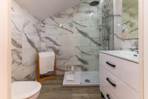 a bathroom with a shower and a toilet and a sink at Carregado Second Floor in Carregado +32 photos