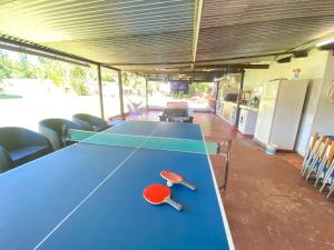 een tafeltennistafel met een tafeltennisracket erop bij " Casa quinta "San Bernardo" Con Pileta y amplio jardín in Posadas