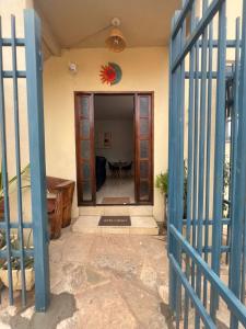 Een zicht op de ingang van een huis met een blauw hek. bij Casa design Piri no centro de Pirenópolis in Pirenópolis