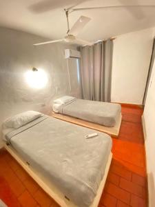 twee bedden in een kleine kamer met een plafond bij " Casa quinta "San Bernardo" Con Pileta y amplio jardín in Posadas +53 foto's