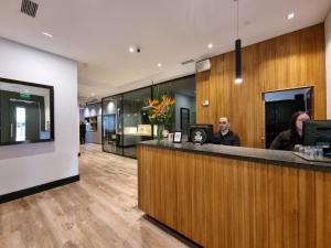 zwei Personen sitzen in einer Bar in einem Restaurant in der Unterkunft Fierro Hotel Buenos Aires in Buenos Aires + 180 Fotos