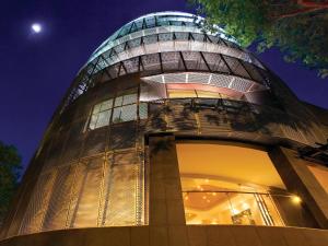 ein Gebäude mit einer Glaskuppel in der Nacht in der Unterkunft D'Hotel Singapore managed by The Ascott Limited in Singapur