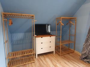 a room with a tv and a dresser with a tvictericter at Santa Maria in Ferdinandshof