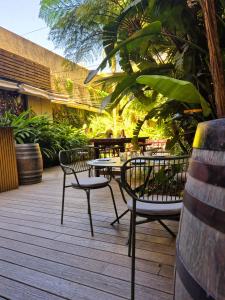 eine Terrasse mit zwei Stühlen und einem Tisch auf einem Deck in der Unterkunft Fierro Hotel Buenos Aires in Buenos Aires