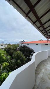 una vista dal balcone di un edificio di Hostal Brisas Del Mar a Puerto Villamil