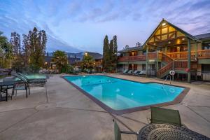 una grande piscina davanti a una casa di Best Western Windsor Inn ad Ashland