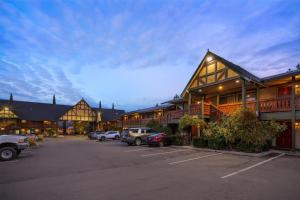 un parcheggio con auto parcheggiate di fronte a un edificio di Best Western Windsor Inn ad Ashland