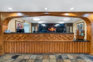 un bar in un ristorante con recinzione in legno di Best Western Windsor Inn ad Ashland Altre 30 foto