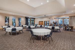 una sala per banchetti con tavoli, sedie e finestre di Best Western Windsor Inn ad Ashland