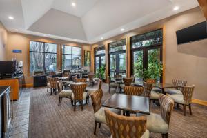 un ristorante con tavoli, sedie e finestre di Best Western Windsor Inn ad Ashland