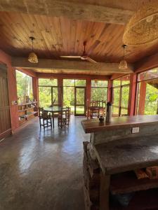 een grote woonkamer met een tafel en stoelen bij Nativa Iguazu in Puerto Iguazú