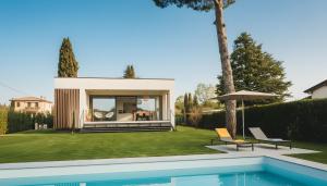 una casa con piscina accanto a un cortile di Montelino Boutiquehouse a Bardolino